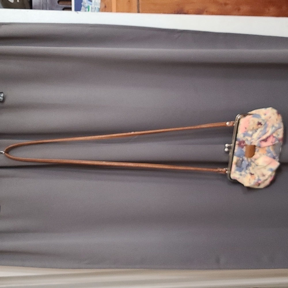 American Eagle‎ Womens Crossbody Purse Bag Floral Bow Kiss Lock Faux GUC READ
